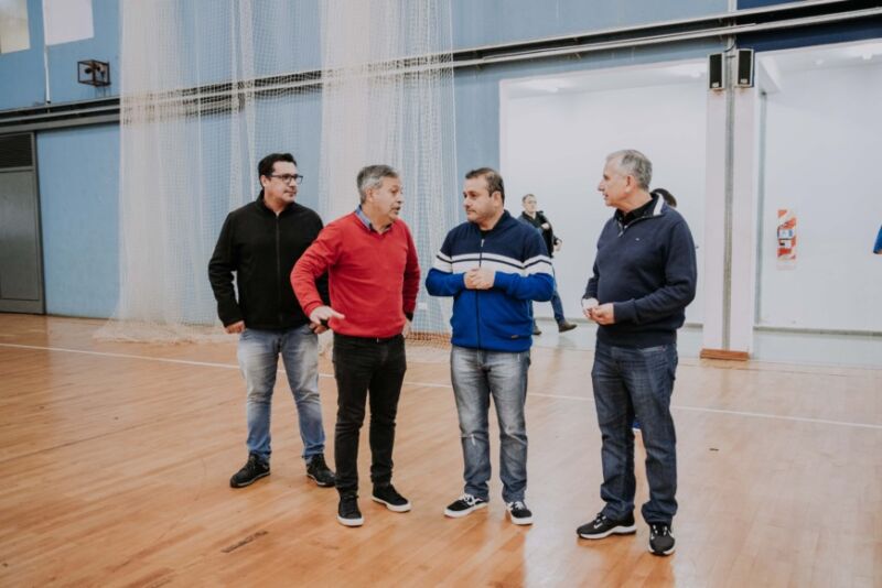 Herrera Ahuad entregó indumentaria a deportistas misioneros que participarán en el Mundial Escolar de Vóley 1 2 - Copia de 2022 06 17 Posadas Entrega indumentaria deportes 4 - 1