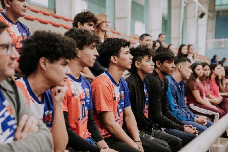 Herrera Ahuad entregó indumentaria a deportistas misioneros que participarán en el Mundial Escolar de Vóley 11 22 - Copia de 2022 06 17 Posadas Entrega indumentaria deportes 48 - 21