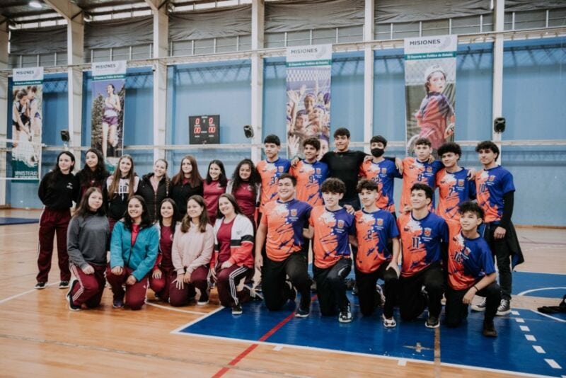 Herrera Ahuad entregó indumentaria a deportistas misioneros que participarán en el Mundial Escolar de Vóley 2 4 - Copia de 2022 06 17 Posadas Entrega indumentaria deportes 5 - 3