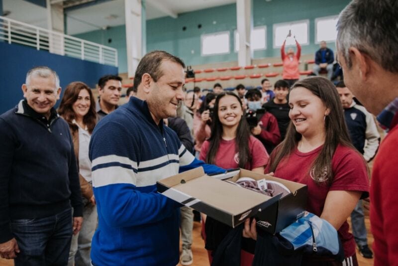 Herrera Ahuad entregó indumentaria a deportistas misioneros que participarán en el Mundial Escolar de Vóley 12 24 - Copia de 2022 06 17 Posadas Entrega indumentaria deportes 51 - 23