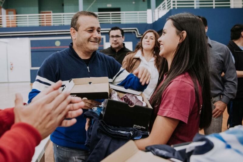 Herrera Ahuad entregó indumentaria a deportistas misioneros que participarán en el Mundial Escolar de Vóley 13 26 - Copia de 2022 06 17 Posadas Entrega indumentaria deportes 53 - 25