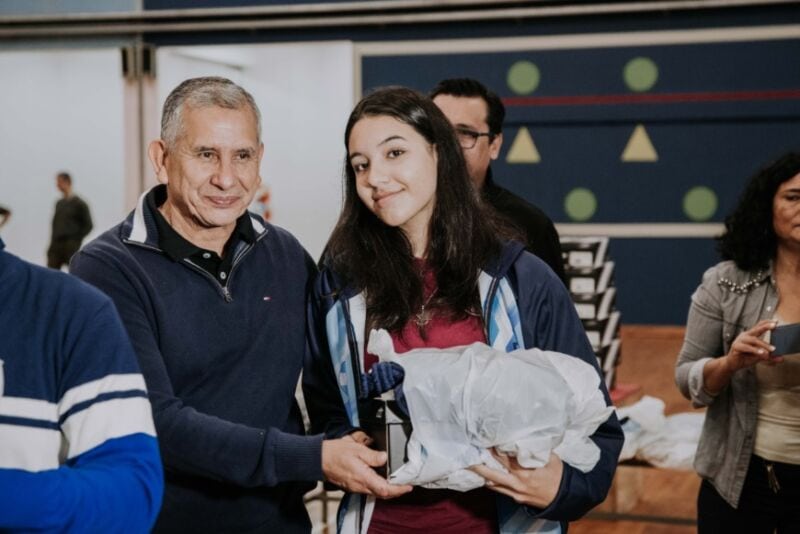 Herrera Ahuad entregó indumentaria a deportistas misioneros que participarán en el Mundial Escolar de Vóley 14 28 - Copia de 2022 06 17 Posadas Entrega indumentaria deportes 56 - 27