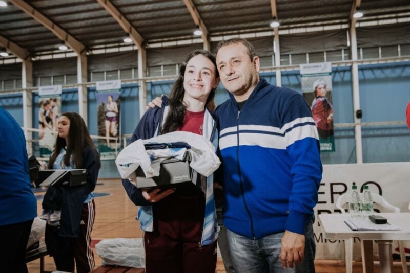 Herrera Ahuad entregó indumentaria a deportistas misioneros que participarán en el Mundial Escolar de Vóley 15 30 - Copia de 2022 06 17 Posadas Entrega indumentaria deportes 57 - 29