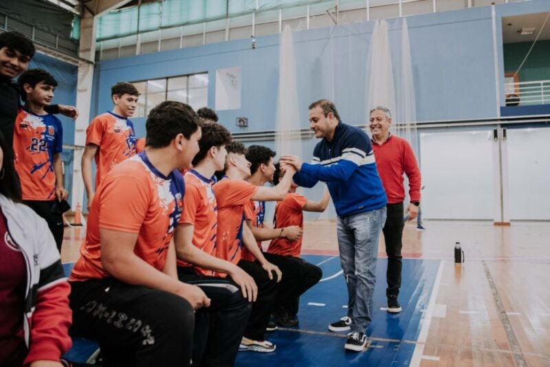 Herrera Ahuad entregó indumentaria a deportistas misioneros que participarán en el Mundial Escolar de Vóley 3 6 - Copia de 2022 06 17 Posadas Entrega indumentaria deportes 6 1 - 5