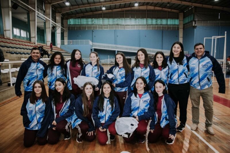 Herrera Ahuad entregó indumentaria a deportistas misioneros que participarán en el Mundial Escolar de Vóley 16 32 - Copia de 2022 06 17 Posadas Entrega indumentaria deportes 61 - 31