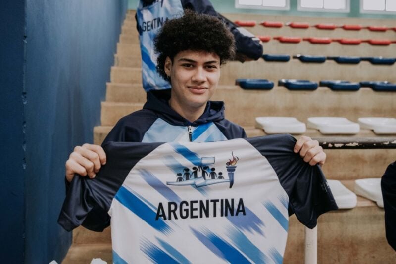 Herrera Ahuad entregó indumentaria a deportistas misioneros que participarán en el Mundial Escolar de Vóley 17 34 - Copia de 2022 06 17 Posadas Entrega indumentaria deportes 64 - 33