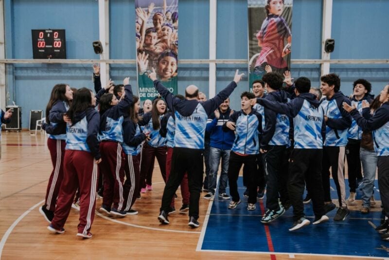 Herrera Ahuad entregó indumentaria a deportistas misioneros que participarán en el Mundial Escolar de Vóley 18 36 - Copia de 2022 06 17 Posadas Entrega indumentaria deportes 68 - 35