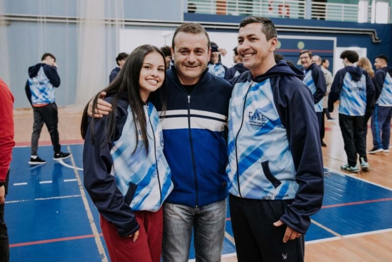 Herrera Ahuad entregó indumentaria a deportistas misioneros que participarán en el Mundial Escolar de Vóley 19 38 - Copia de 2022 06 17 Posadas Entrega indumentaria deportes 69 - 37