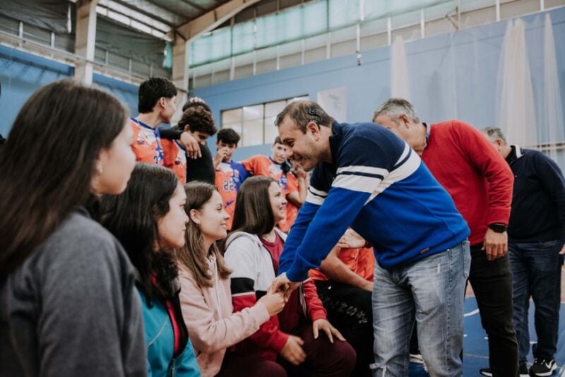 Herrera Ahuad entregó indumentaria a deportistas misioneros que participarán en el Mundial Escolar de Vóley 6 12 - Copia de 2022 06 17 Posadas Entrega indumentaria deportes 9 - 11