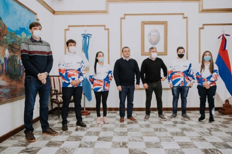 El gobernador Herrera Ahuad entregó becas a deportistas misioneros