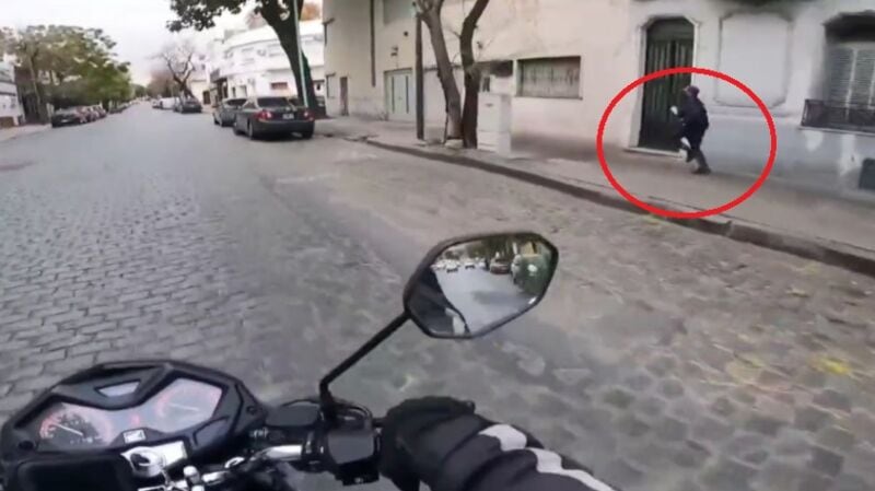 Motociclista persiguió a un ladrón, recuperó un celular robado y se lo devolvió a la víctima