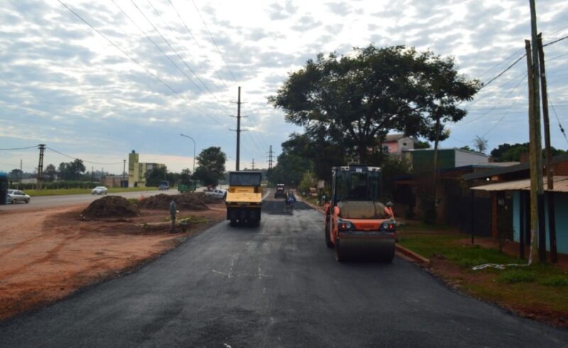 Municipales desarrollan obras viales sobre la avenida 213 de Posadas