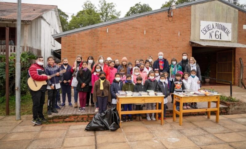 Almafuerte: entregaron libros y elementos deportivos a la Escuela 61 de paraje Acuña