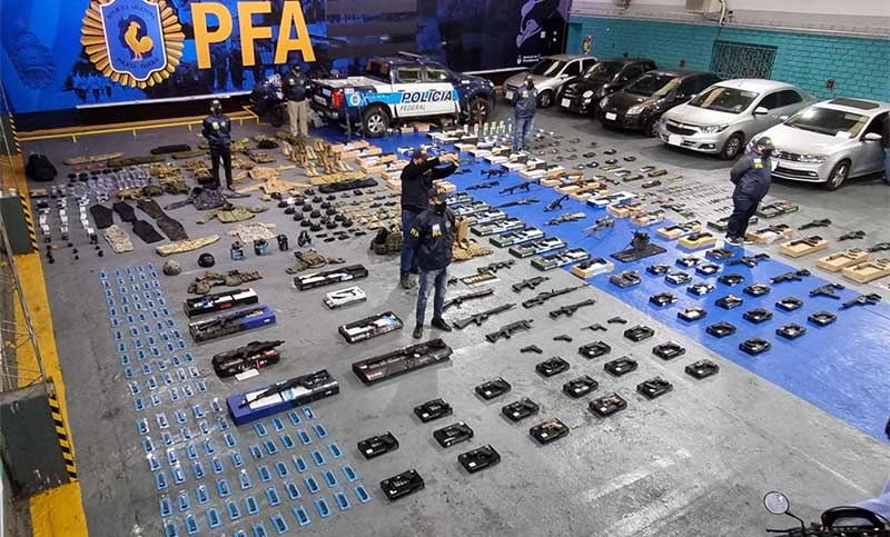 Desbarataron banda que contrabandeaba réplicas de armas de guerra: ingresaban al país por Misiones