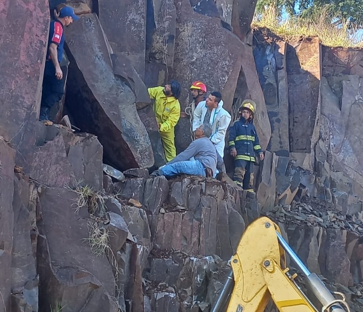 Derrumbe en Dos Hermanas: rescataron a un hombre que quedó atrapado entre las piedras