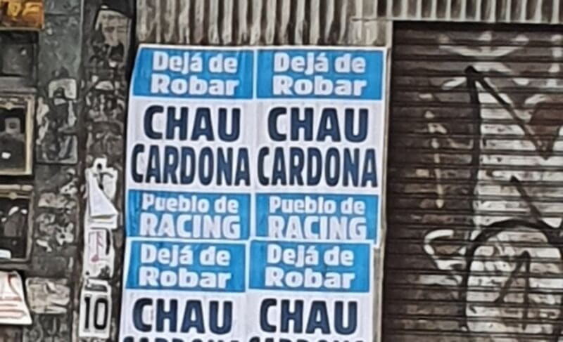 Aparecieron afiches de hinchas de Racing que apuntan a Cardona
