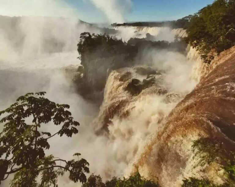 El impresionante caudal de agua de las Cataratas atrae a turistas