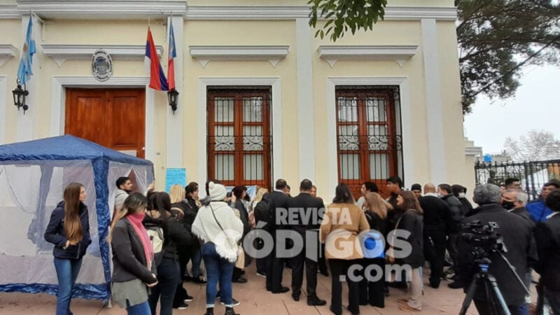 Manifestantes municipales llevaron su reclamo al Concejo y suspendieron la sesión