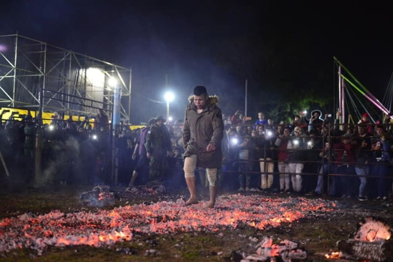 Ituzaingó inició los festejos por San Juan Bautista con el cruce de brasas, el Toro Candil y quema de muñecos