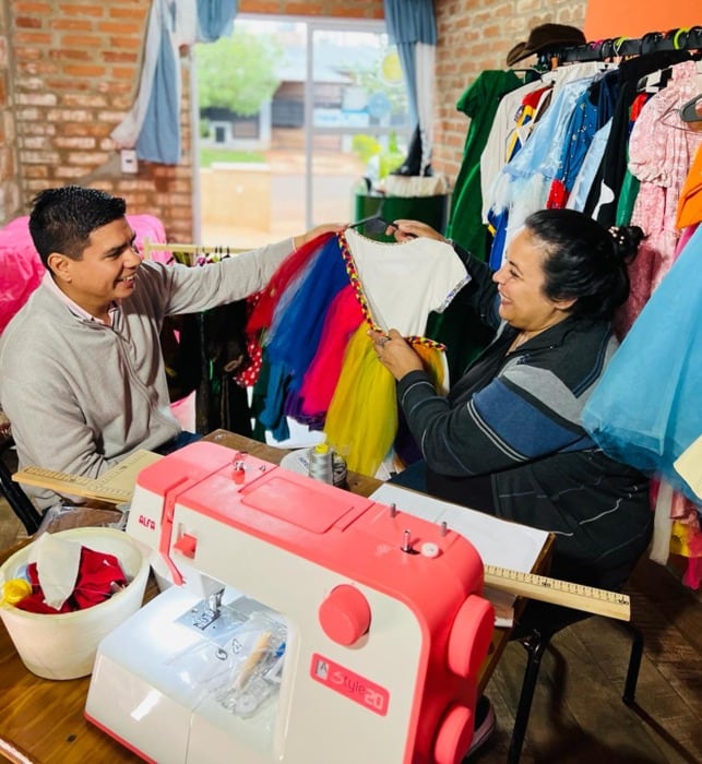 Emprendedoras y emprendedores recibieron microcréditos y herramientas para sus unidades productivas 1 2 - entrega de herramientas 1 - 1