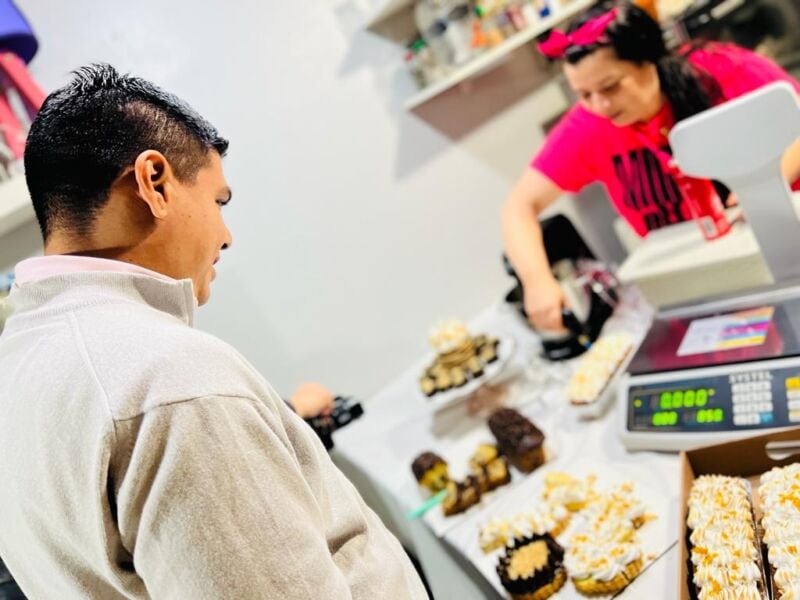 Emprendedoras y emprendedores recibieron microcréditos y herramientas para sus unidades productivas 3 6 - entrega de herramientas 4 - 5