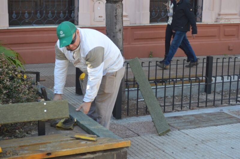 Instalan bancos de madera plástica en la Plaza 9 de Julio de Posadas
