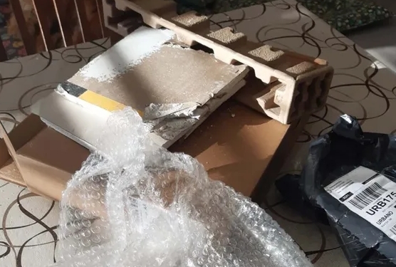 Insólito: compró una notebook por internet pero le llegó un trozo de pared