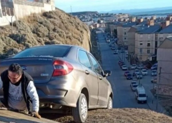 Se quedó dormido en su auto y fue rescatado antes de caer a un precipicio