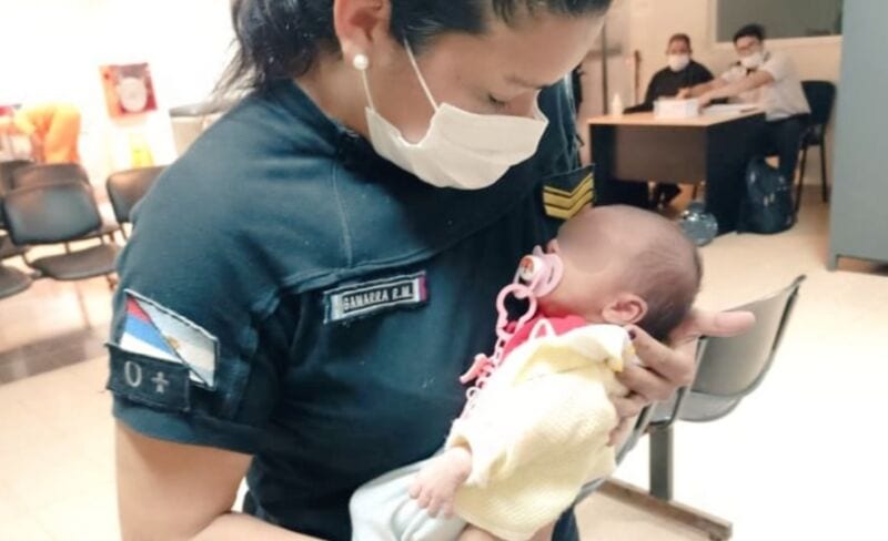 Posadas: policías salvaron la vida a una bebé que se ahogaba en brazos de su madre
