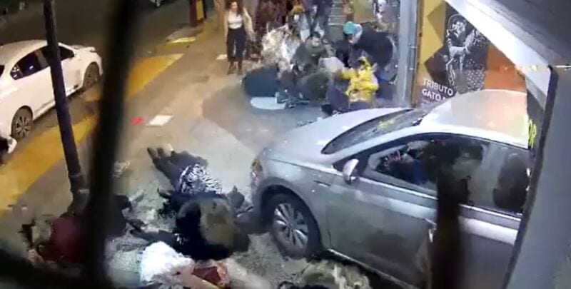 Mendoza: así chocó un auto a un numeroso grupo de personas