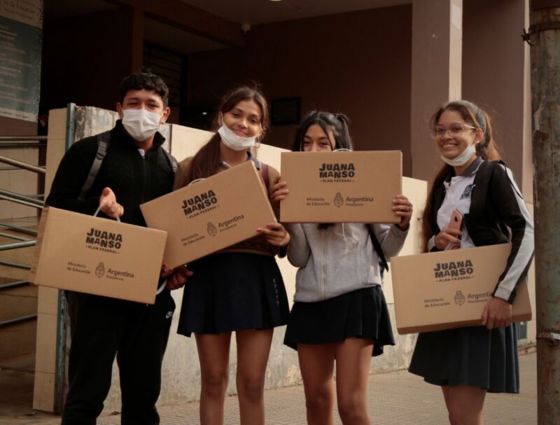 Entregaron casi 700 netbooks a estudiantes en Posadas y Garupá