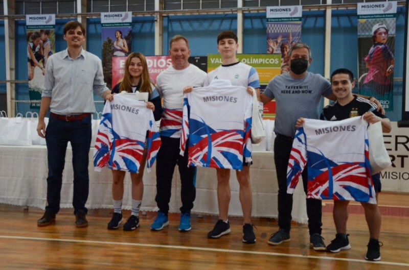 Entregaron indumentaria a deportistas del programa Estímulo 3 6 - Indumentaria Becas 3 - 5