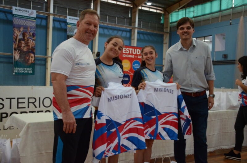 Entregaron indumentaria a deportistas del programa Estímulo 2 4 - Indumentaria Becas 4 - 3