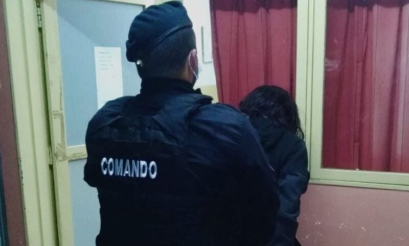 Joven terminó detenido acusado de robar objetos de un local comercial en el centro de Posadas