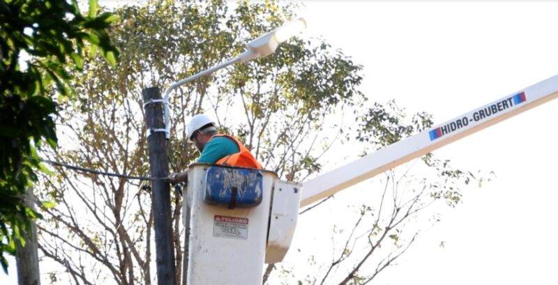 Avanza la instalación de luminarias LED en barrios de Posadas