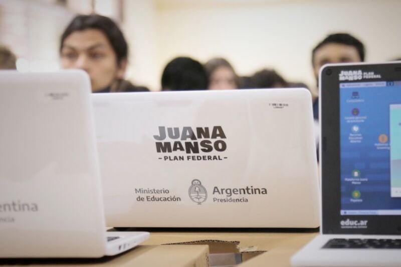 Entregaron casi 700 netbooks a estudiantes en Posadas y Garupá 3 6 - Netbooks - 5