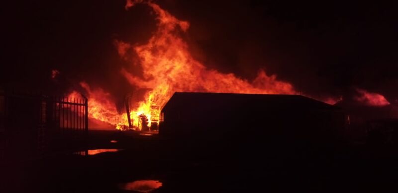 Feroz incendio redujo a cenizas un aserradero en Candelaria