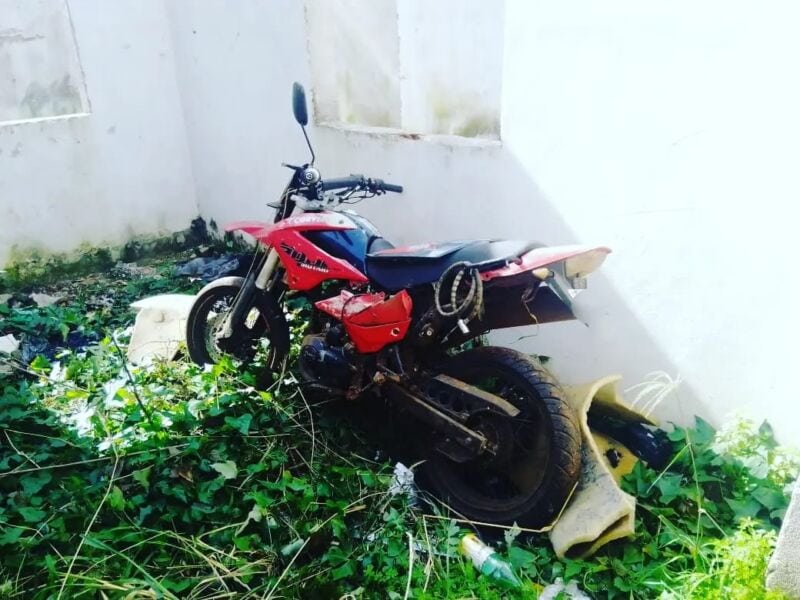Posadas: recuperaron una moto robada y escondida en un descampado