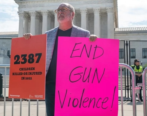 Nueva York aprobó una ley que restringe el uso de armas en espacios públicos