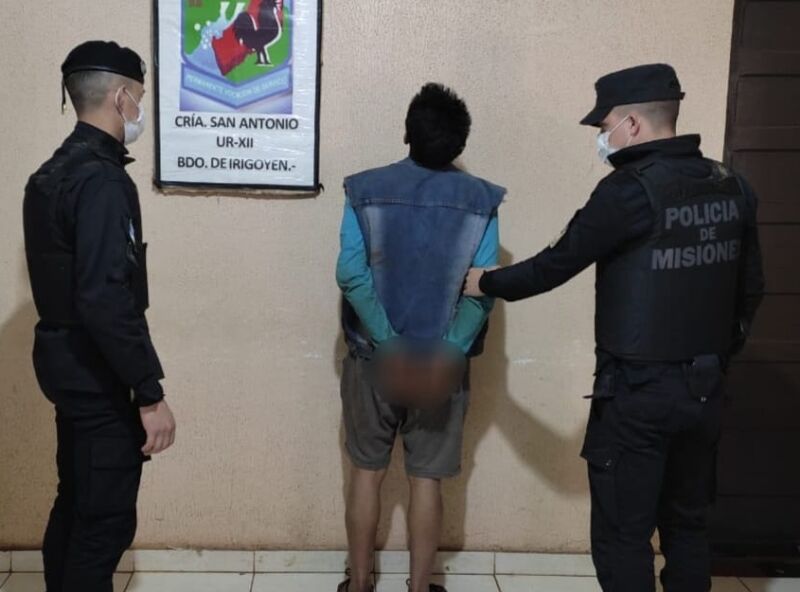 atacó con un machete