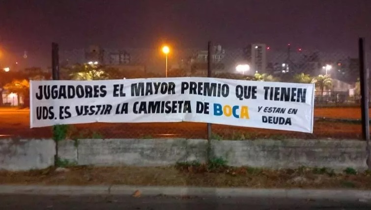 Crece el clima de tensión en Boca: colgaron un pasacalles contra los jugadores