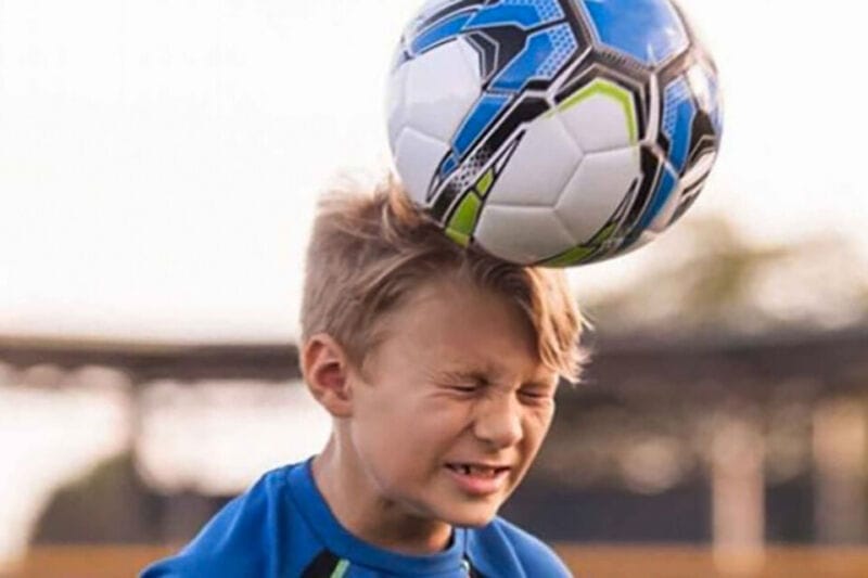 Inglaterra prohibirá cabezazos en fútbol para niños menores de 12 años