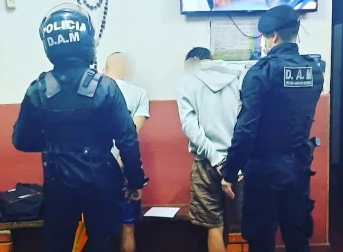 Terminaron presos tras robar un celular e intentar escapar saltando entre techos de viviendas