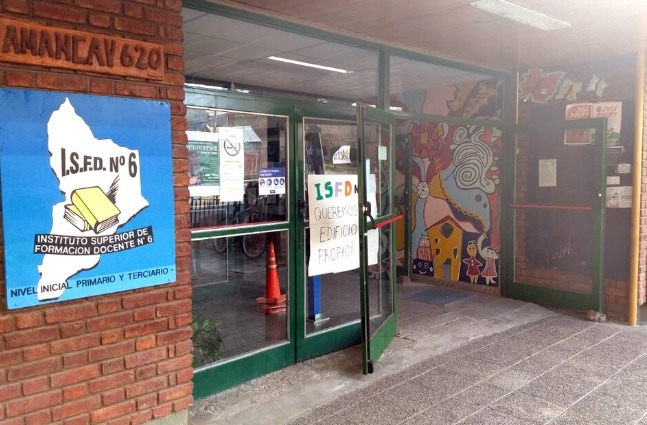 Neuquén: la policía practicaba con gases lacrimógenos al lado de una escuela y se intoxicaron 70 alumnos