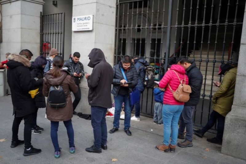 España: flexibilizan el ingreso de inmigrantes "sin papeles"