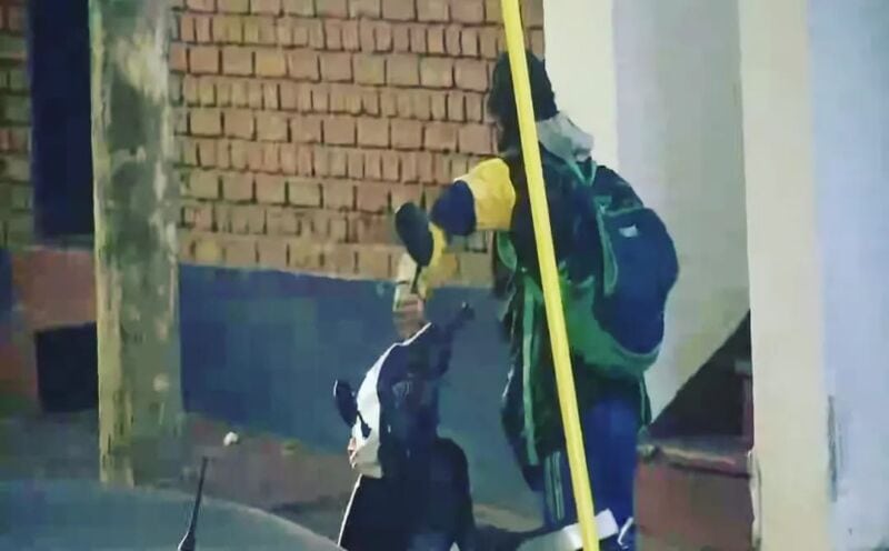 Fue filmado por las cámaras cuando intentaba robar una moto y lo aprehendieron