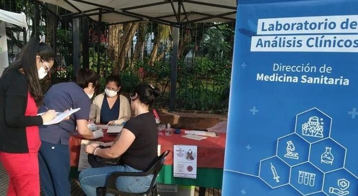 Realizaron jornada de testeos y vacunación contra las hepatitis en la plaza 9 de Julio