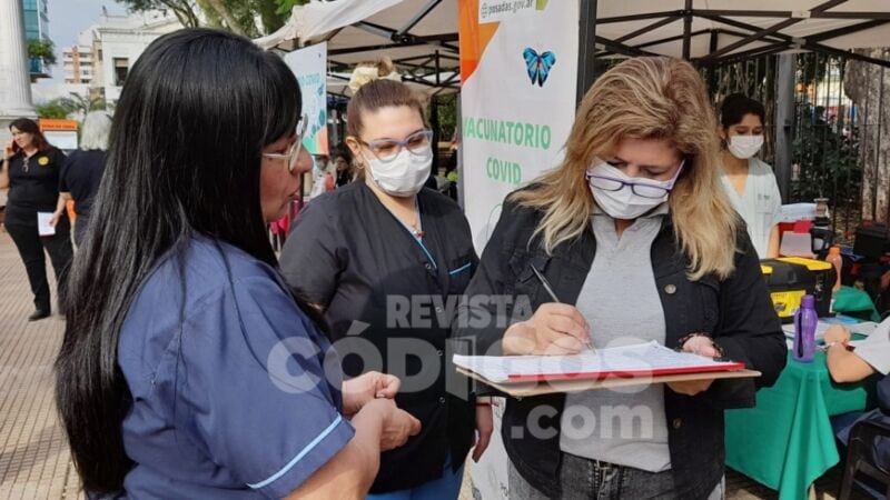 Realizaron jornada de testeos y vacunación contra las hepatitis en la plaza 9 de Julio