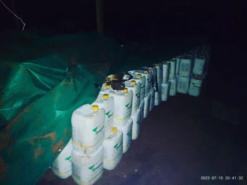 En Pozo Azul recuperaron un camión cargado con herbicidas