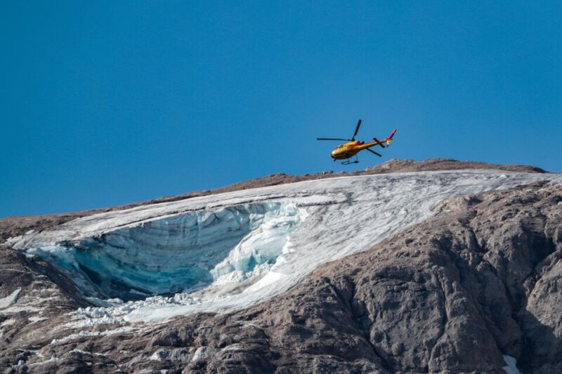 Italia: sigue la búsqueda de 17 personas desaparecidas tras el desprendimiento de un glaciar